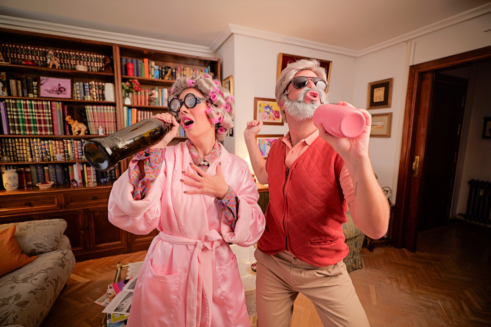 Producción y dirección de arte del spot de Ecovidrio con Ladilla Rusa caracterizados y cantando en una escena retro.