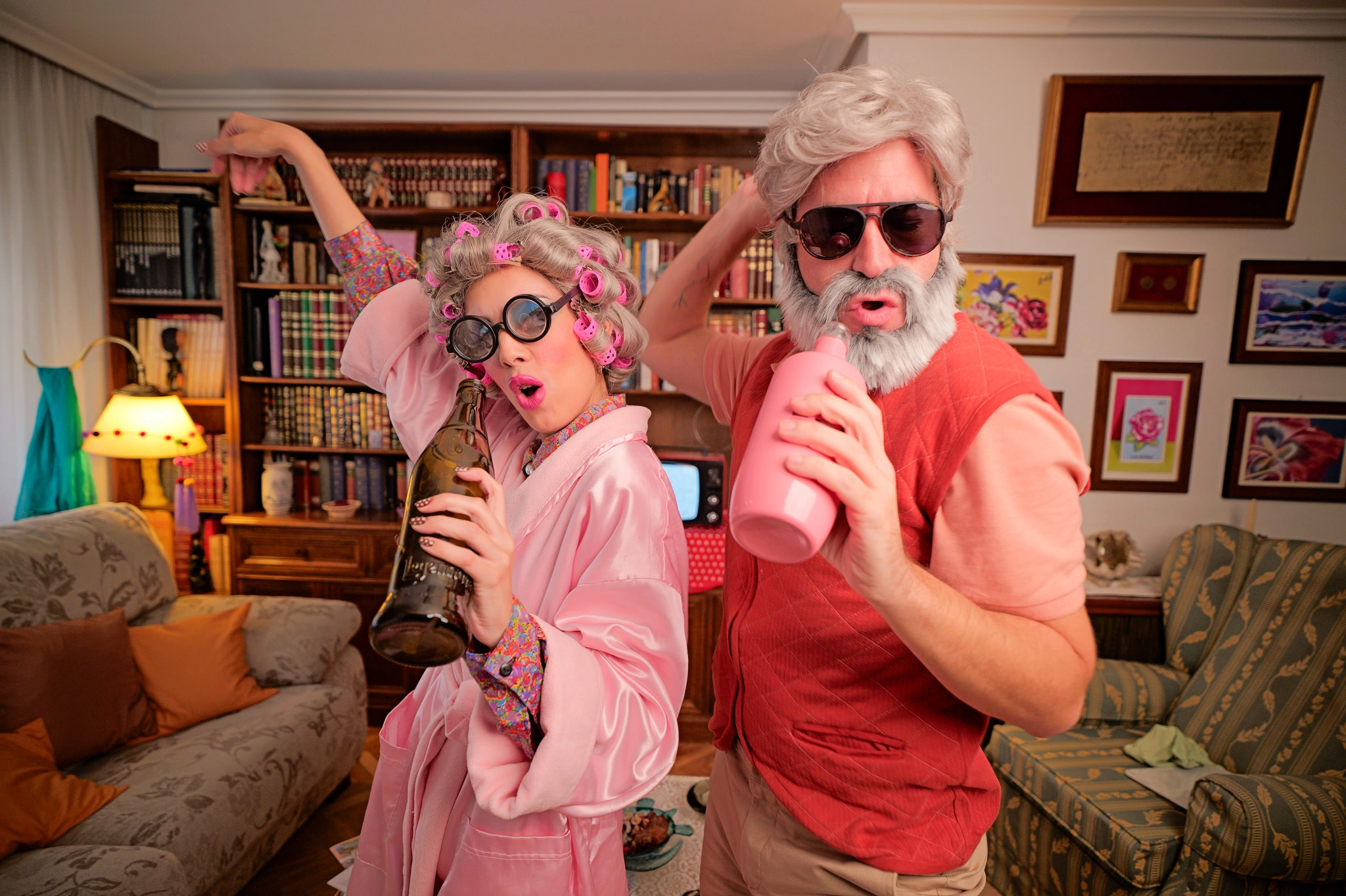 Producción y dirección de arte del spot de Ecovidrio con Ladilla Rusa caracterizados en una escena retro.