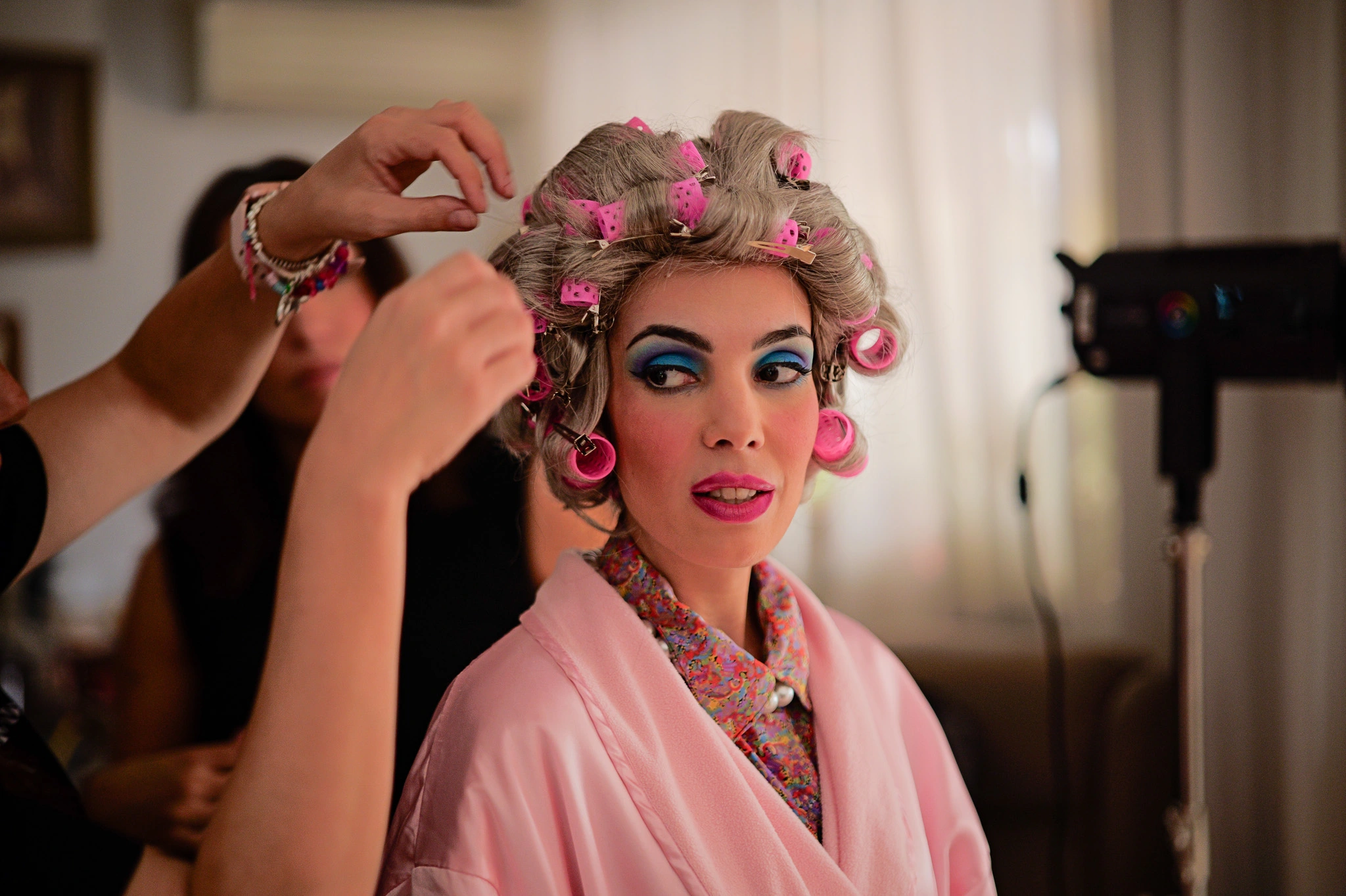Maquillaje profesional en backstage durante un rodaje publicitario organizado por una agencia de publicidad y productora audiovisual.
